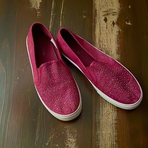 Slip on tennis shoes - studded toe